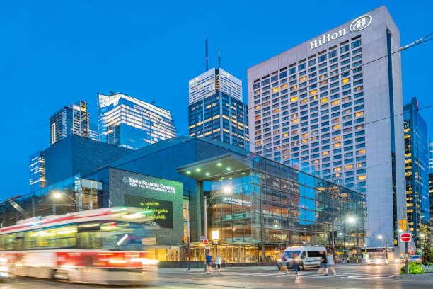 カナダのトロントのダウンタウンでフォーシーズンズ センター - city urban scene canada commercial land vehicle ストックフォトと画像