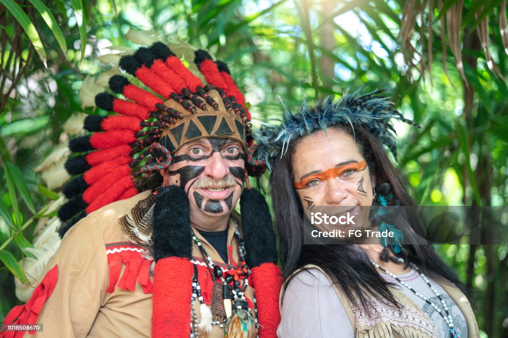Pareja De Turistas Disfrazado Como Indígenas En La Selva Foto de stock y  más banco de imágenes de Cultura indioamericana - iStock
