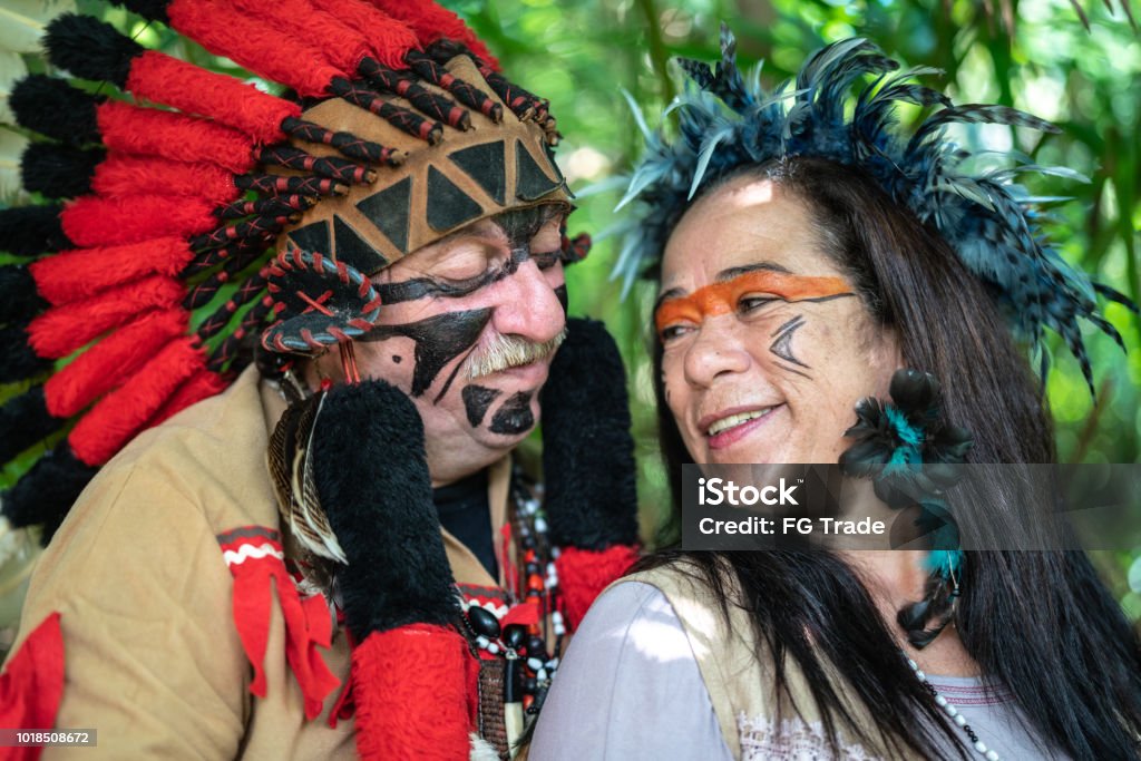 Pareja De Turistas Disfrazado Como Indígenas En La Selva Foto de stock y  más banco de imágenes de Cultura indioamericana - iStock