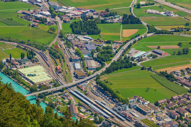 ciudad de interlaken, como se ve en mt. harder - interlaken switzerland aare river house fotografías e imágenes de stock