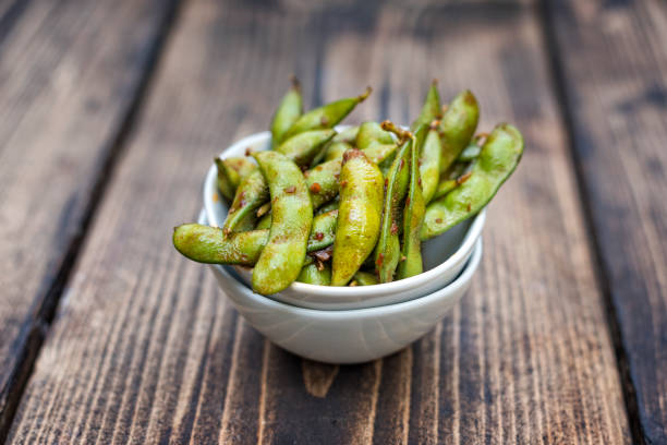 スパイシーな枝豆のボウル - soybean bean edamame pod ストックフォトと画像