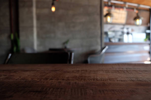 mesa de madera en desenfoque de café, cafetería, bar, restaurante, fondo - se puede utilizar para la visualización o montaje de sus productos - café edificio de hostelería fotos fotografías e imágenes de stock