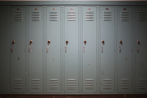 Regresarán a clases el concepto - Lockers de estudiantes gris azul claro en una escuela secundaria o Universidad photo