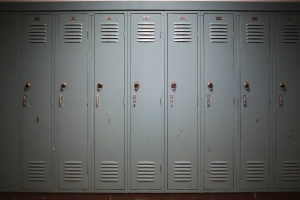 regresarán a clases el concepto - lockers de estudiantes gris azul claro en una escuela secundaria o universidad - combination lock fotos fotografías e imágenes de stock