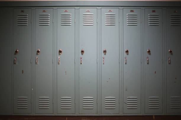 вернуться к школьной концепции - светло-голубой серый студенческие шкафчики в средней школе или колледже - combination lock фотографии стоковые фото и изображения