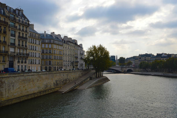 старый иль-сен-луи, париж, франция - pont de la tournelle стоковые фото и изображения
