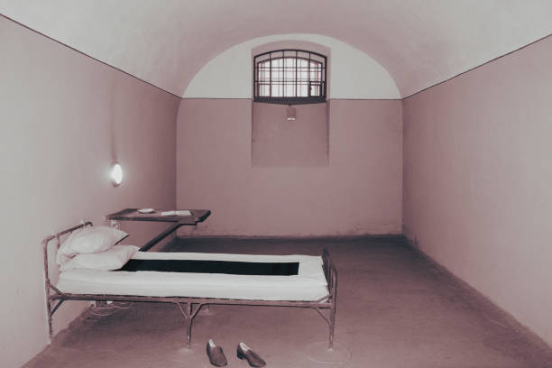 늙음 감방 - bed table prison prison cell 뉴스 사진 이미지