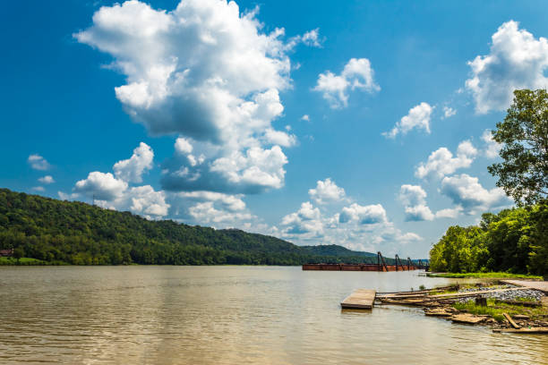 오하이오 강 및 보트 선착장 흰 구름과 푸른 하늘 - ohio river valley 뉴스 사진 이미지