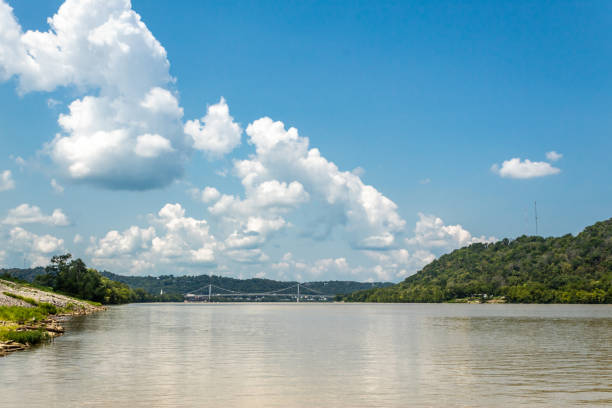 흰 구름과 먼 거리에서 오하이오 강 넓은 촬영 - ohio river valley 뉴스 사진 이미지