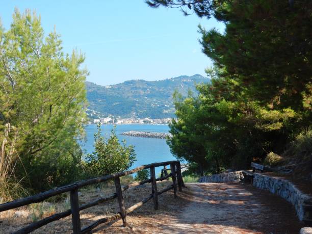 sapri - vue panoramique depuis le sentier de la nature - morning italy shadow sunlight photos et images de collection