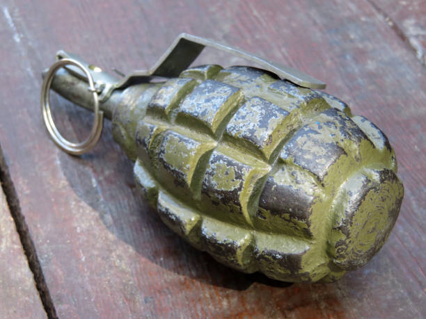 grenade à main soviétique et russe f-1 sur table en bois - grenade à main photos et images de collection