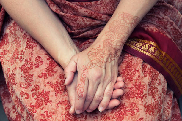 henna - mehndi mãos - wedding indian culture pakistan henna tattoo - fotografias e filmes do acervo