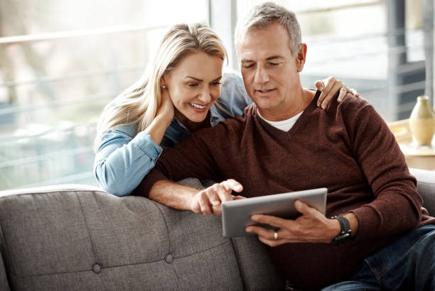 istock Bit of browsing, lot's of bonding 1018688808