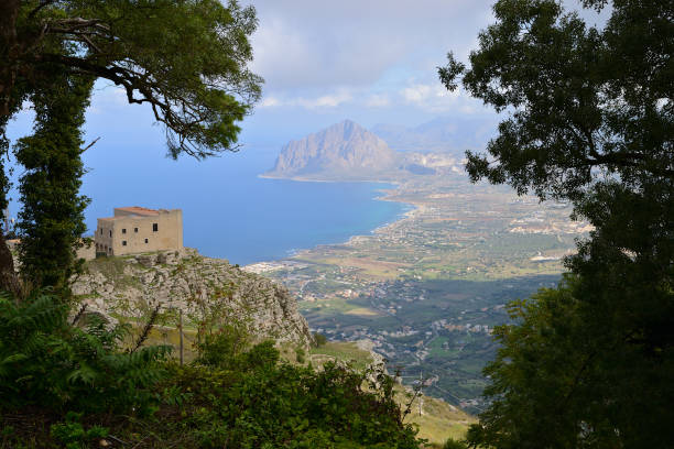 hermosa vista panorámica de la montaña de erice en el mar mediterráneo (mar tirreno), sicilia, italia - trapani sicily erice sky fotografías e imágenes de stock