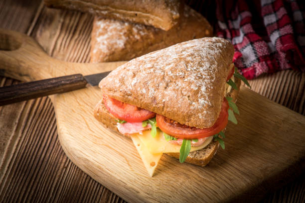 trójkątna kanapka z serem, szynką i pomidorem. - bun salad ham rolled up zdjęcia i obrazy z banku zdjęć