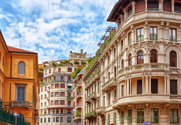 une des rues de milan - old ancient architecture apartment photos et images de collection