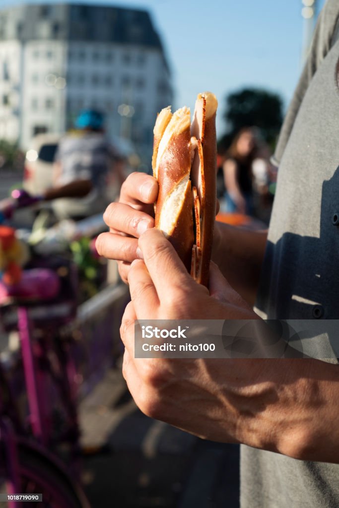 Mann isst ein deutscher Schinkenbrot - Lizenzfrei Baguette-Sandwich Stock-Foto