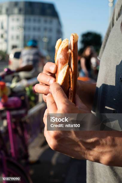 Mann Isst Ein Deutscher Schinkenbrot Stockfoto und mehr Bilder von Baguette-Sandwich - Baguette-Sandwich, Junge Männer, Schinken