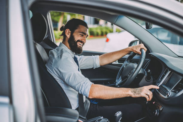 prowadzenie działalności gospodarczej w podróży - driving car traffic men zdjęcia i obrazy z banku zdjęć