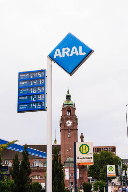 mainz - germany, july 5, 2018: aral petrol station and bus stop next to the main train station in mainz, germany - gasoline gas station labeling fuel and power generation imagens e fotografias de stock