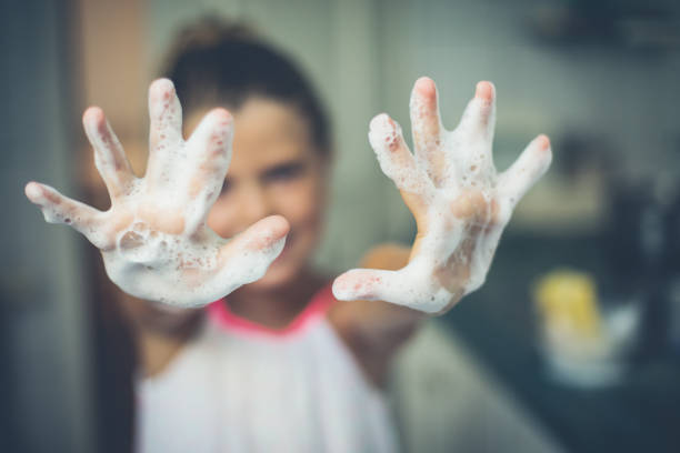 czystość to połowa zdrowia. - washing hands human hand washing hygiene zdjęcia i obrazy z banku zdjęć