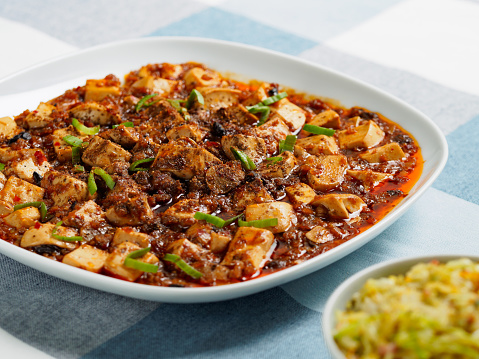 The ingredients are tofu, minced pork (or ground beef) and spicy sauce, sprinkle with garlic sprouts and chili powder. The taste is spicy, fragrant, tender and fresh, usually served with rice or fried rice, it tastes really good.