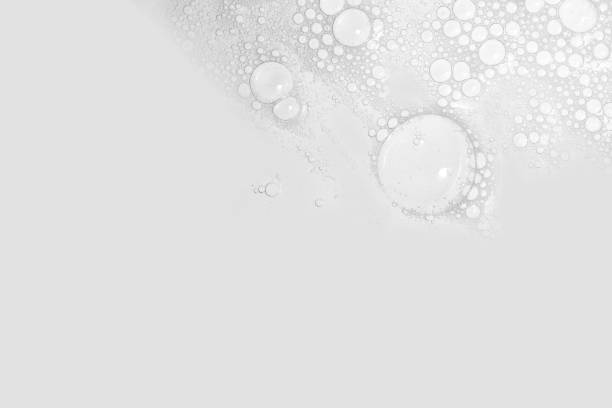 пузырьки белой пены - soap sud bubble textured water стоковые фото и изображения