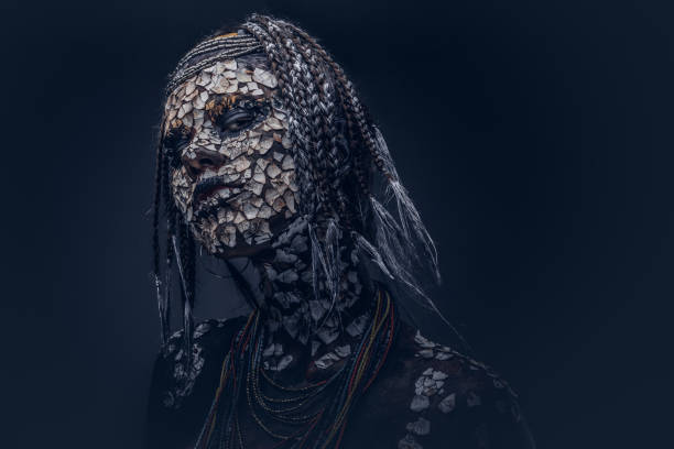 zbliżenie portret czarownicy z rdzennego plemienia afryki, ubrany w tradycyjny strój. koncepcja makijażu. - spooky human face zombie horror zdjęcia i obrazy z banku zdjęć