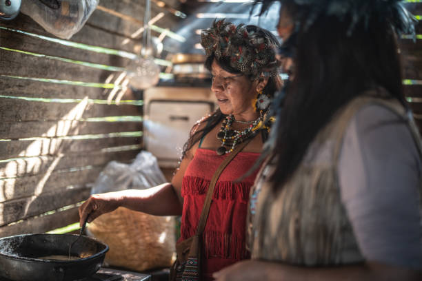 indigene brasilianerinnen von guarani ethnizität, kochen "xipa" - ethnic food stock-fotos und bilder