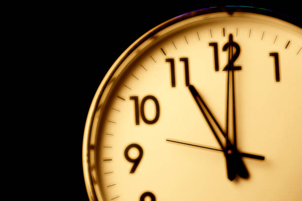 face do relógio com a hora 11:00 - clock face clock countdown time - fotografias e filmes do acervo