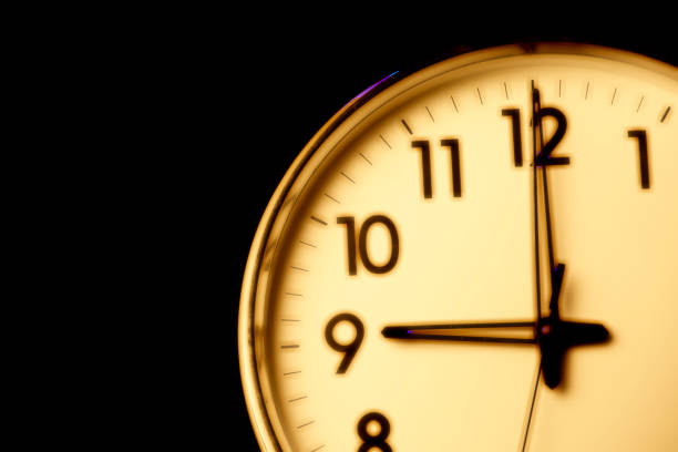 face do relógio com a hora 09:00 - clock face clock countdown time - fotografias e filmes do acervo