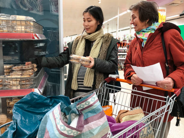 mamma incinta per scegliere una torta - human pregnancy clothing shopping retail foto e immagini stock