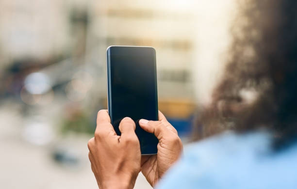 hacer su conexión en la ciudad - screen shoot fotografías e imágenes de stock