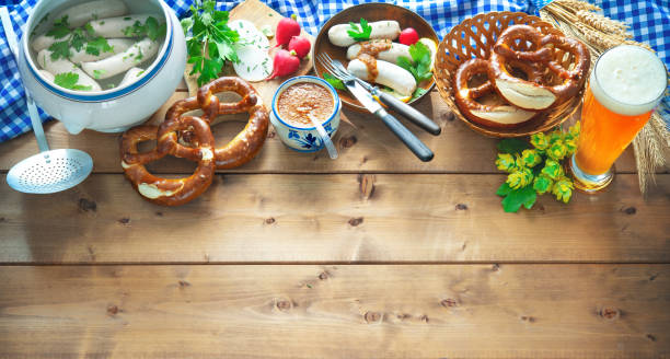 saucisses bavaroises avec bretzels, moutarde douce et de la bière sur une table en bois rustique - munich beer garden veal sausage upper bavaria photos et images de collection