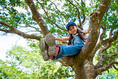 女の子登り木