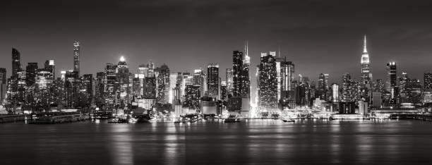 vista panoramica in bianco e nero di midtown west con il fiume hudson. manhattan - manhattan new york city night skyline foto e immagini stock