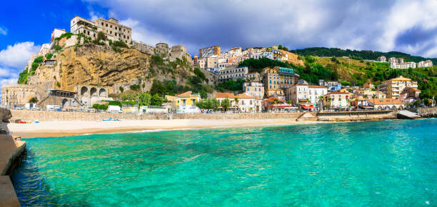 vacanze estive italiane -pizzo calabro - bellissima città costiera in calabria italia - calabria foto e immagini stock