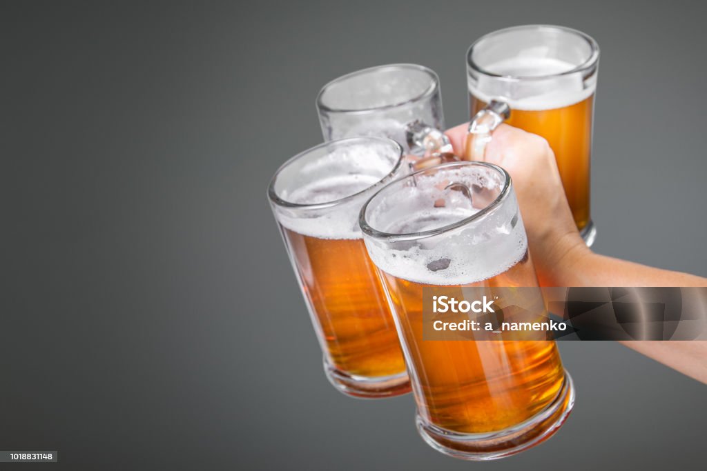 Oktoberfest-Konzept - Hand, die Gläser mit Bier - Lizenzfrei Alkoholisches Getränk Stock-Foto