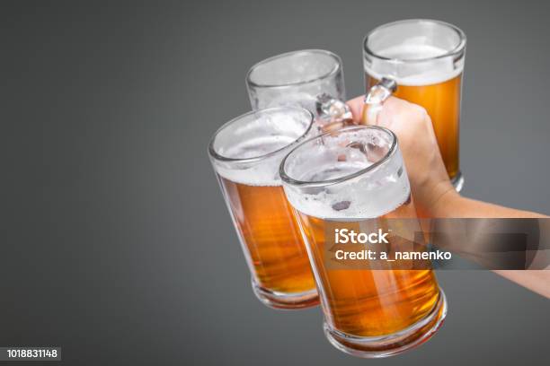 Oktoberfestkonzept Hand Die Gläser Mit Bier Stockfoto und mehr Bilder von Alkoholisches Getränk - Alkoholisches Getränk, Bayern, Bier
