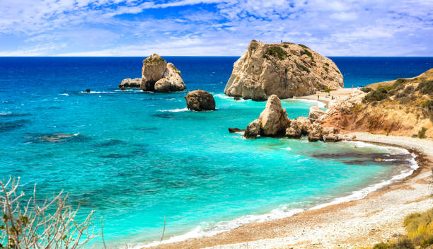 schönsten strände zyperns - petra tou romiou, berühmt als geburtsort der aphrodite - birthplace stock-fotos und bilder