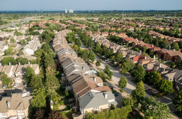 vista aérea del barrio suburbano, con casas, casas separadas y árboles - mississauga fotografías e imágenes de stock