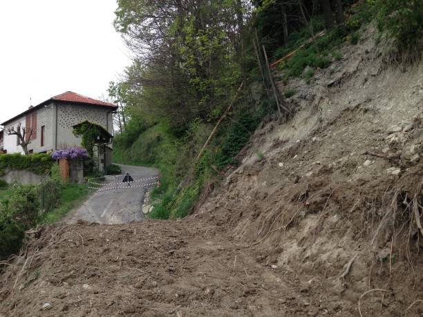 Glissement de terrain en Italie. Route bloquée. - Photo