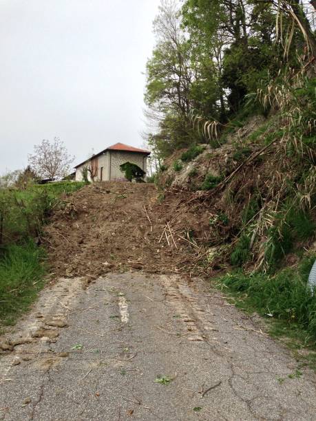 Deslizamiento de tierra en Italia. Camino bloqueado. - foto de stock