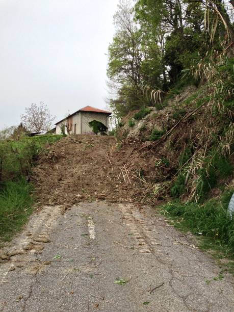 Glissement de terrain en Italie. Route bloquée. - Photo