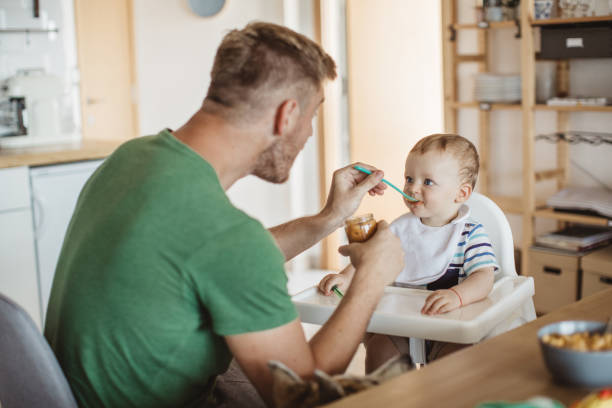 usted necesita comer para obtener grandes y fuertes - baby food fotografías e imágenes de stock