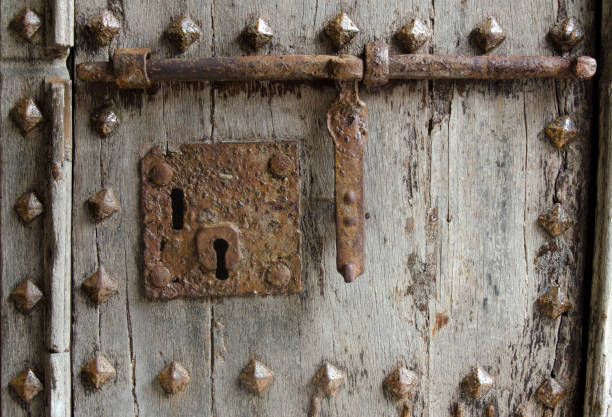 Antigua puerta de madera con un bloqueo - foto de stock