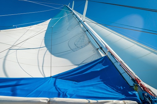 Sail of a monocoque boat seen from the bottom