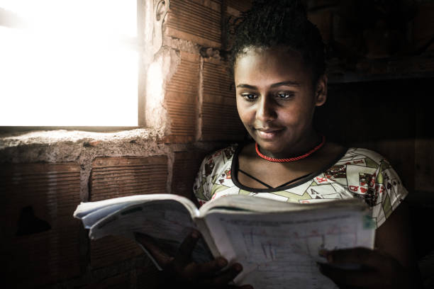 бразильская девушка учится дома - slum living фотографии сто�ковые фото и изображения