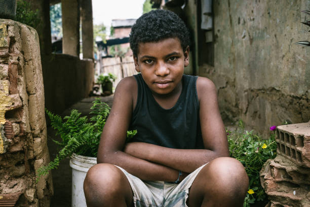 rapaz brasileiro, sentado na varanda da casa - favela - fotografias e filmes do acervo