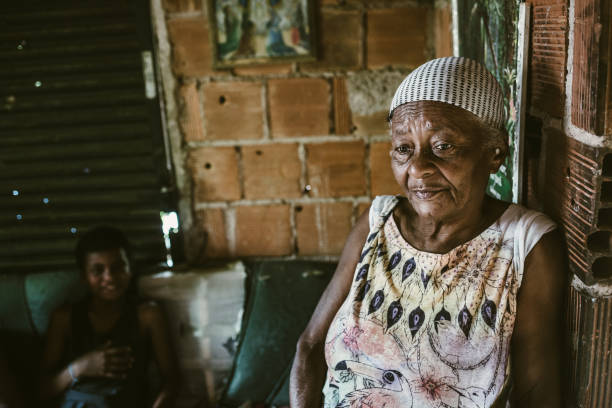 늙은 여자와 그녀의 손자를 집에서, 리오 데 자네이 국가, 브라질 - slum rio de janeiro poverty brazil 뉴스 사진 이미지